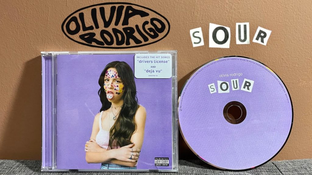 2021年5月繼第一首歌《Drivers License》大獲成功之後，Olivia Rodrigo 推出個人首張專輯《Sour》。