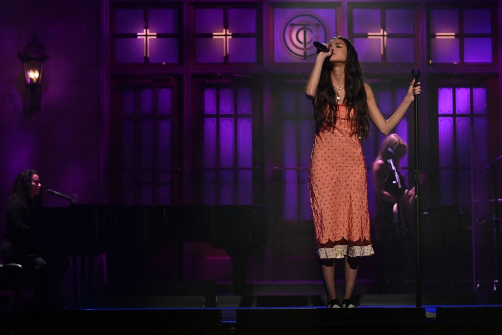 在 Saturday Night Live 的表演中，Olivia Rodrigo 穿着Prada的桃色串珠裙，來自Gabriel Held Vintage。