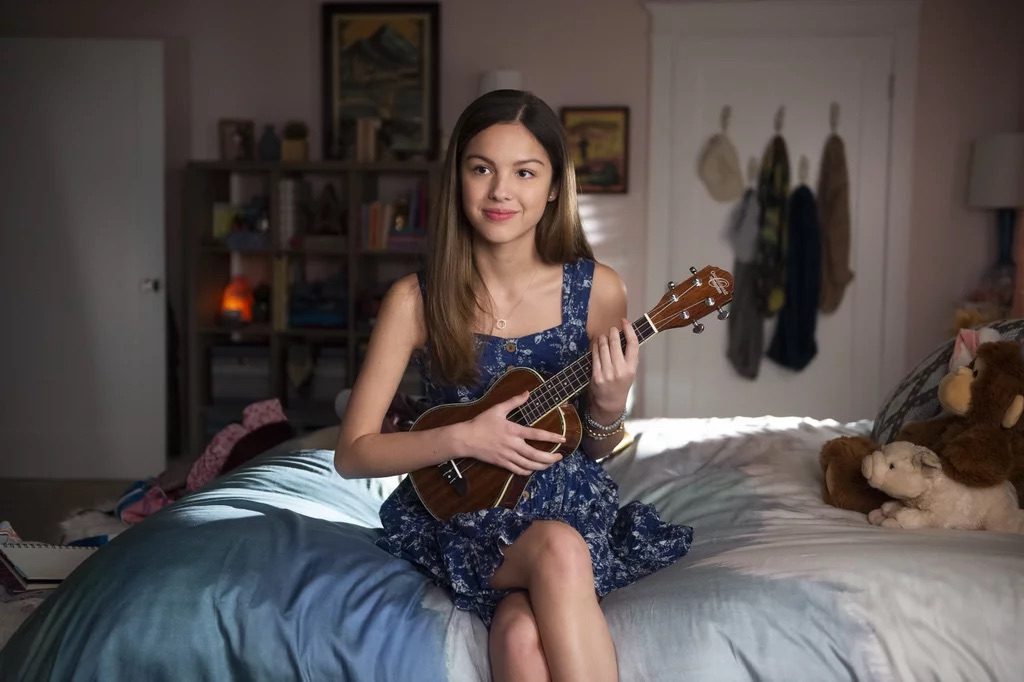 Olivia Rodrigo在《歌舞青春：音樂劇集》 中主演角色Nini Salazar-Roberts，並為其演唱《All I Want》等歌曲。